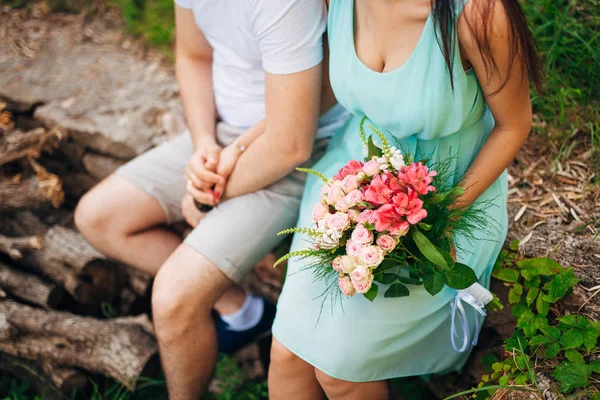 Gelinin elinde düğün buketi