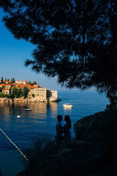 Sylwetki par w pobliżu Sveti Stefan — Zdjęcie stockowe