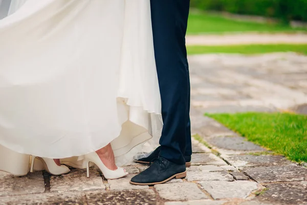 Kadın ve erkek ayakları üzerinde kaldırım