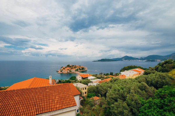 Ilha de Sveti Stefan. Tiro panorâmico — Fotografia de Stock