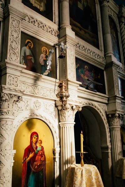 L'intérieur de l'église. Icônes, lustre, bougies dans une petite église — Photo