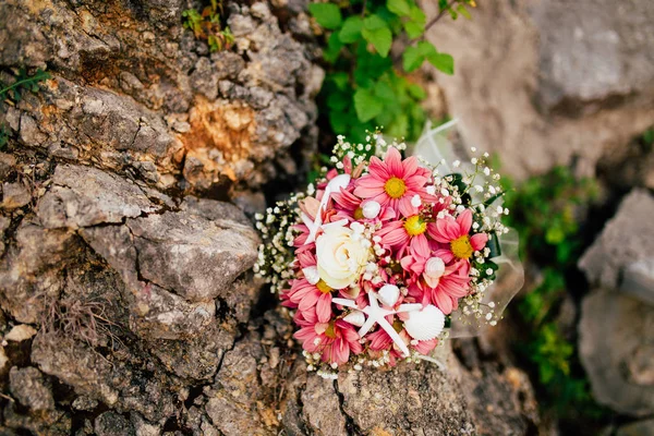 Buquê de casamento em um fundo de pedra — Fotografia de Stock