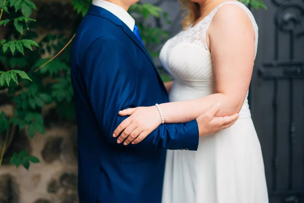 Recém-casados abraçam-se no Montenegro — Fotografia de Stock