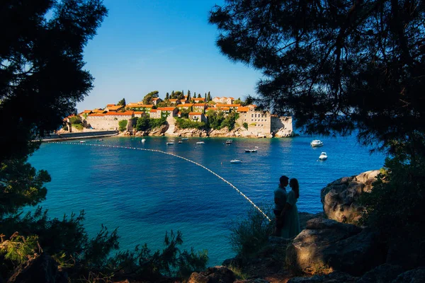 Siluetas de parejas cerca de Sveti Stefan — Foto de Stock