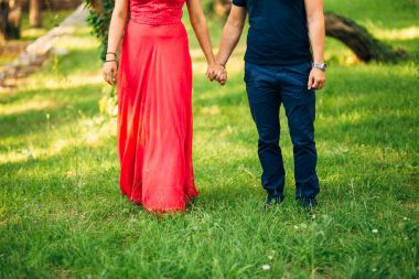 Yeni evliler birbirlerine Karadağ'sarılmak