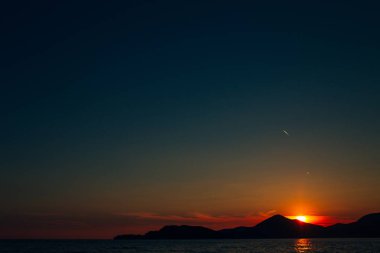 Dağlar ve deniz üzerine Karadağ günbatımı