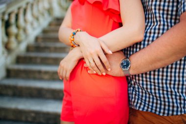 Yeni evliler birbirlerine Karadağ'sarılmak