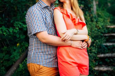 Yeni evliler birbirlerine Karadağ'sarılmak