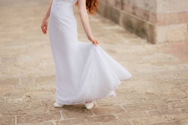 Mutlu güzel gelin açık havada. Durian Dragon gelinlik