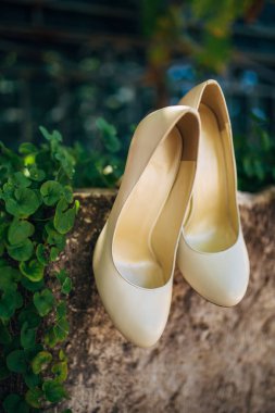 gelinler ayakkabı yeşil çim üzerinde yalan