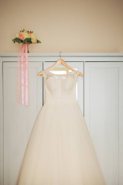 Gelinler bir askı odasında elbise