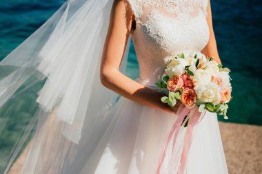 Gelinin elinde düğün buketi