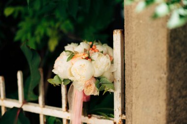 Yeşil arka planda düğün buketi