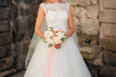 Gelinin elinde düğün buketi