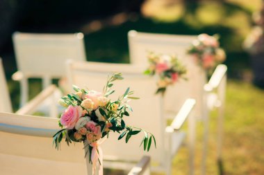 Düğün töreninde çiçek kompozisyonlar