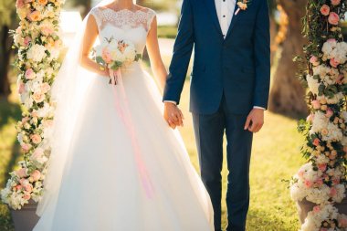 Gelinin elinde düğün buketi