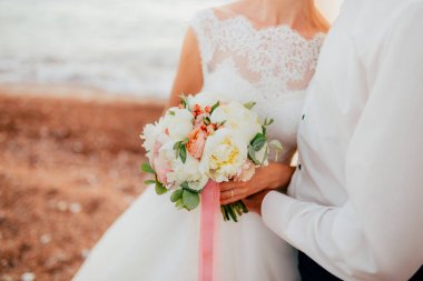 Yeni evliler birbirlerine Karadağ'sarılmak