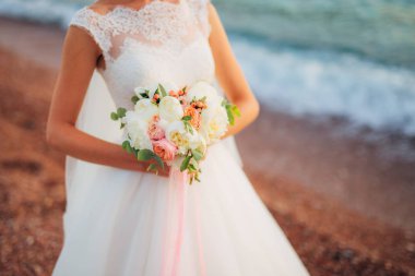 Gelinin elinde düğün buketi