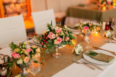 Rustik tarzı düğün masada çiçek kompozisyonlar. Düğün süslemeleri kendi elleriyle.