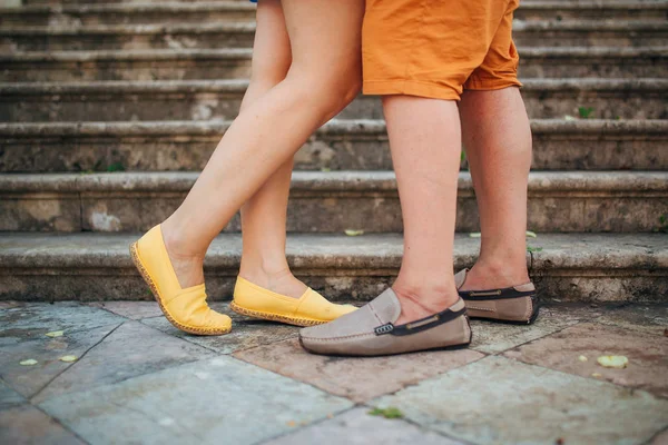 Voeten van mannen en vrouwen — Stockfoto