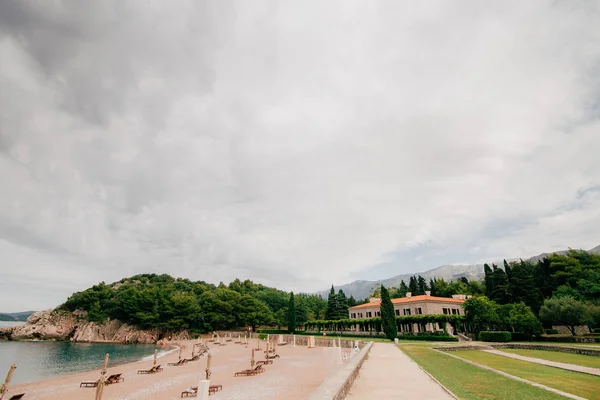 The Queens Beach cerca de Villa Milocer en Montenegro — Foto de Stock