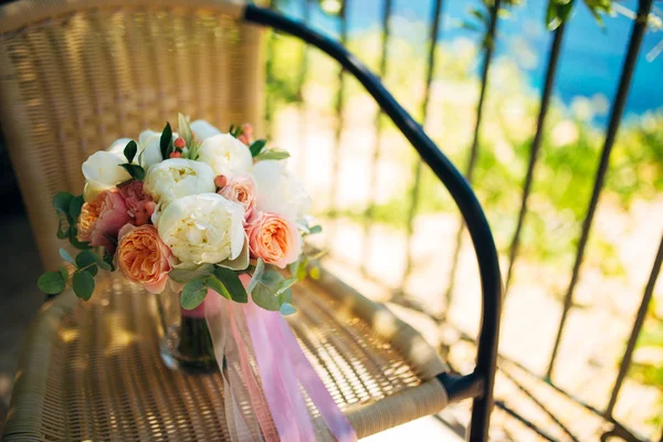 Wedding bouquet on textural background — Stock Photo, Image