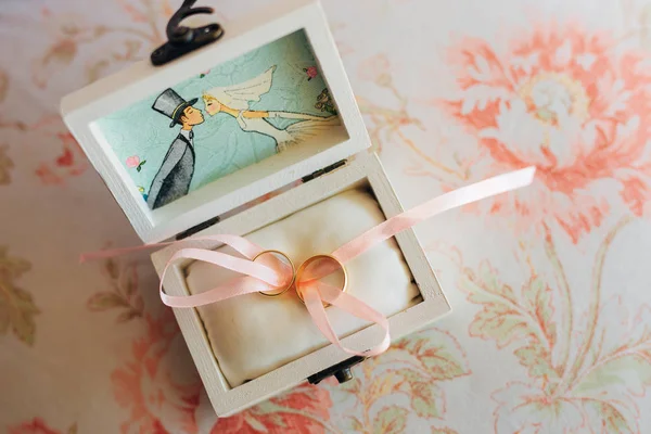 Cincin pernikahan dari pengantin baru dalam sebuah kotak. Cincin emas pertunangan — Stok Foto