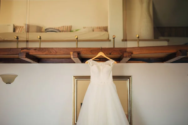 Las novias se visten en una percha en la habitación —  Fotos de Stock