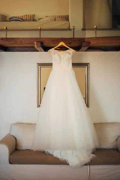 Die Bräute kleiden sich auf einem Kleiderbügel im Zimmer — Stockfoto