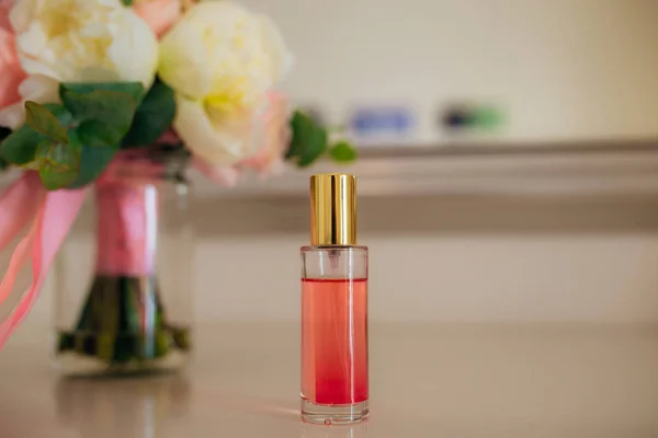 Perfume bottle on the table — Stock Photo, Image