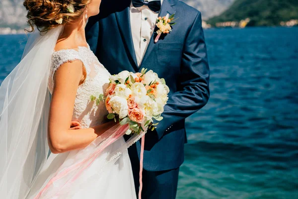 Bouquet de mariage entre les mains de la mariée — Photo