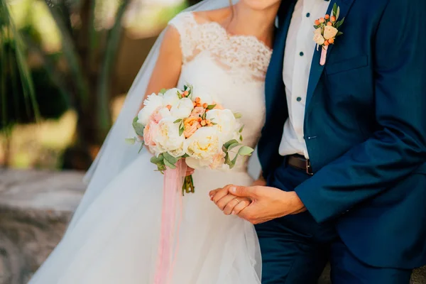 Bruiloft boeket in handen van de bruid — Stockfoto