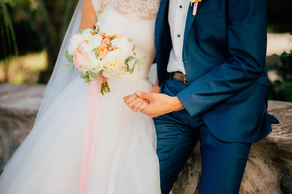 Buquê de casamento em mãos da noiva — Fotografia de Stock