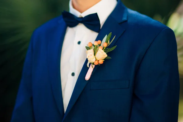 Ženicha boutonniere svatební květina — Stock fotografie