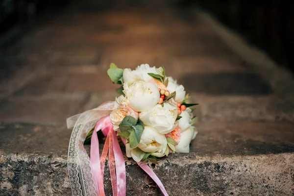 Ramo de boda sobre un fondo de piedra —  Fotos de Stock