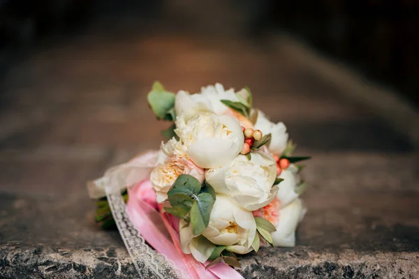 Ramo de boda sobre un fondo de piedra — Foto de Stock