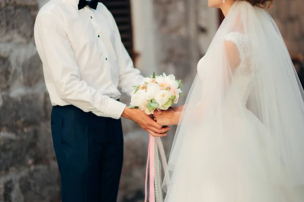 花嫁と新郎の手を握って. — ストック写真