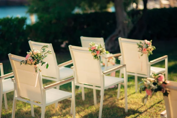 Стулья для свадебной церемонии — стоковое фото