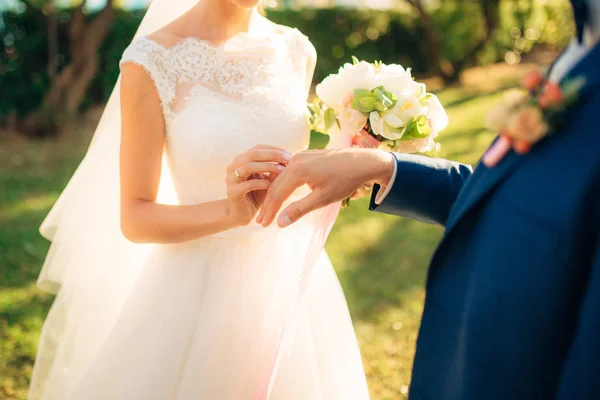 Gli sposi scambiano anelli a un matrimonio — Foto Stock