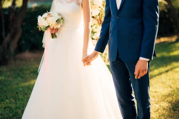 Bouquet de mariage entre les mains de la mariée — Photo