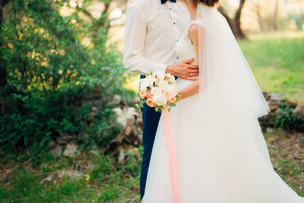 Jonggehuwden omhelzen elkaar in Montenegro — Stockfoto