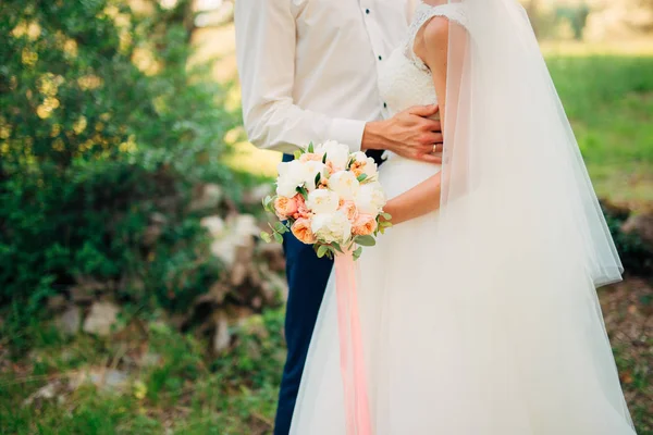Recém-casados abraçam-se no Montenegro — Fotografia de Stock