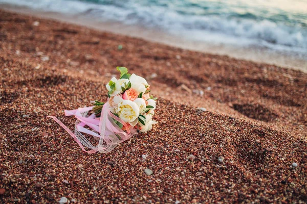 Un ramo de bodas cerca del mar —  Fotos de Stock