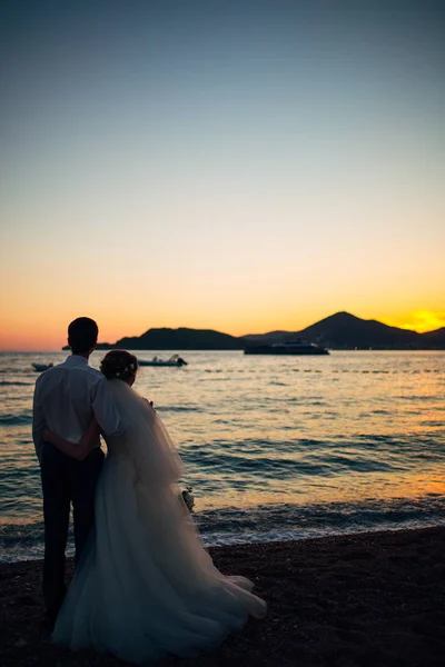 Silhuetas de casais perto de Sveti Stefan — Fotografia de Stock