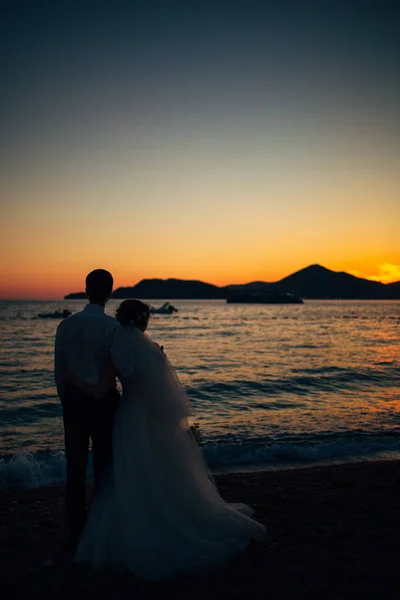 Sveti Stefan yakınındaki çiftlerin siluetleri — Stok fotoğraf