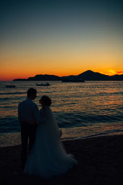 Silhouetten von Paaren in der Nähe von sveti stefan — Stockfoto
