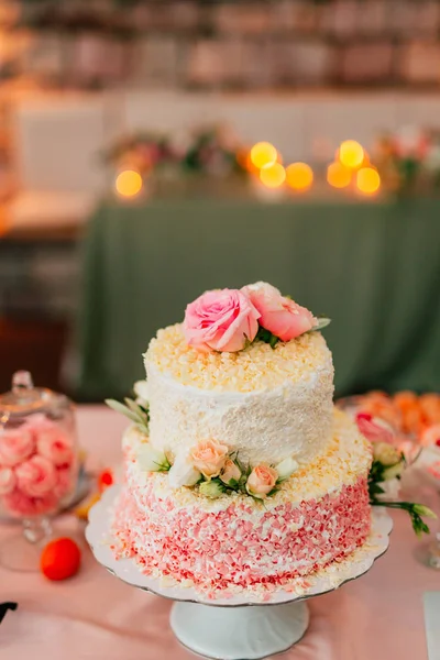 Bolo de casamento branco com flores — Fotografia de Stock