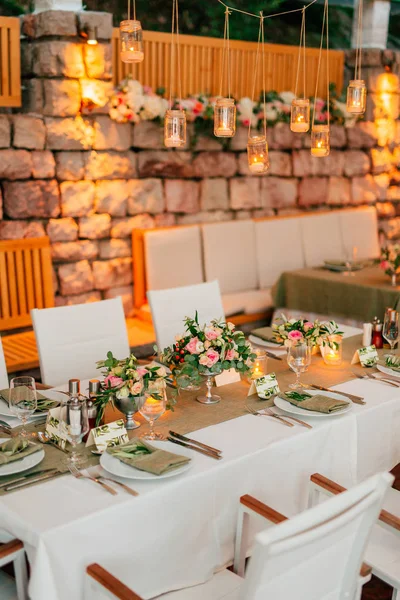 Meja pernikahan dalam gaya pedesaan dengan zaitun — Stok Foto
