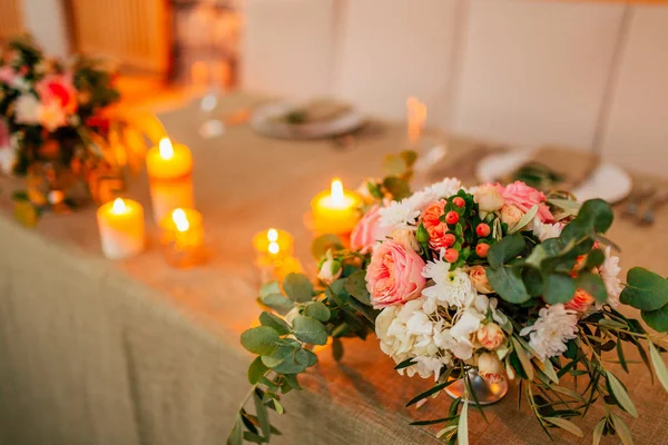 Συνθέσεις λουλουδιών πάνω στο τραπέζι του γάμου σε ρουστίκ στιλ. Διακόσμηση γάμου με τα χέρια τους. — Φωτογραφία Αρχείου