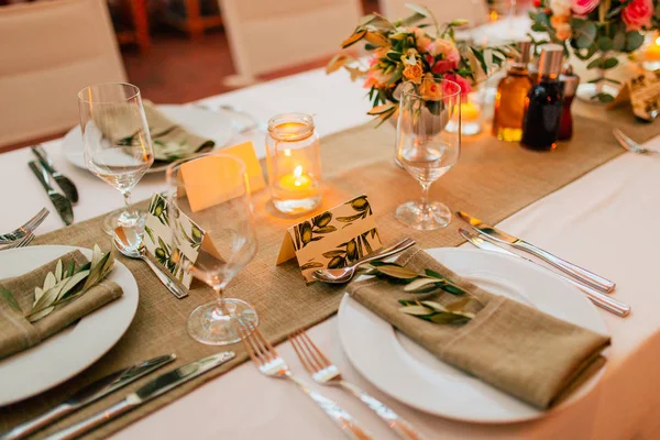 Тарелка за свадебным столом деревенская — стоковое фото
